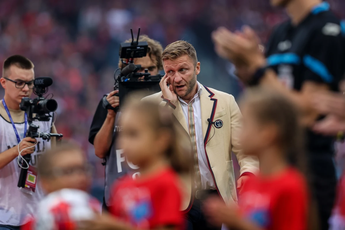 Przed sobotnim meczem Wisły Kraków ze Stalą Rzeszów odbyło się uroczyste pożegnanie kończącego karierę Jakuba Błaszyczkowskiego. 37-letni piłkarz nie ukrywał wzruszenia. Kibice przygotowali dla niego oprawę z hasłem – "Za wierność wieczna chluba. Dziękujemy Ci".