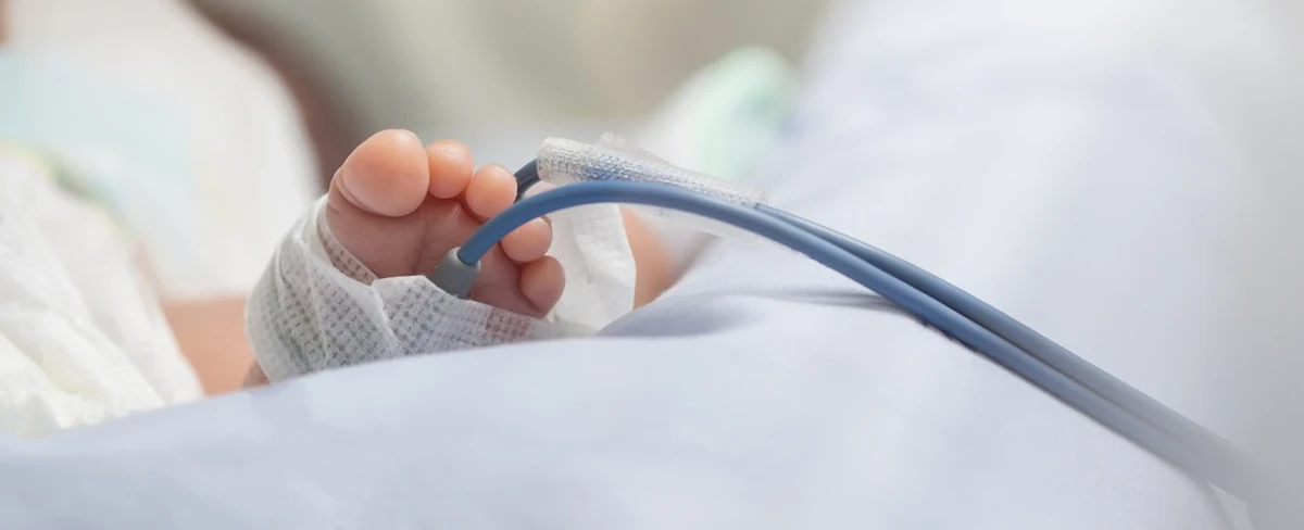 2,5-miesięczne niemowlę trafiło wieczorem do szpitala w Legnicy z objawami zatrucia. W jego organizmie wykryto obecność środków odurzających. Rodzica dziecka, którzy zostali zatrzymani przez policję, znajdowali się pod wpływem narkotyków.