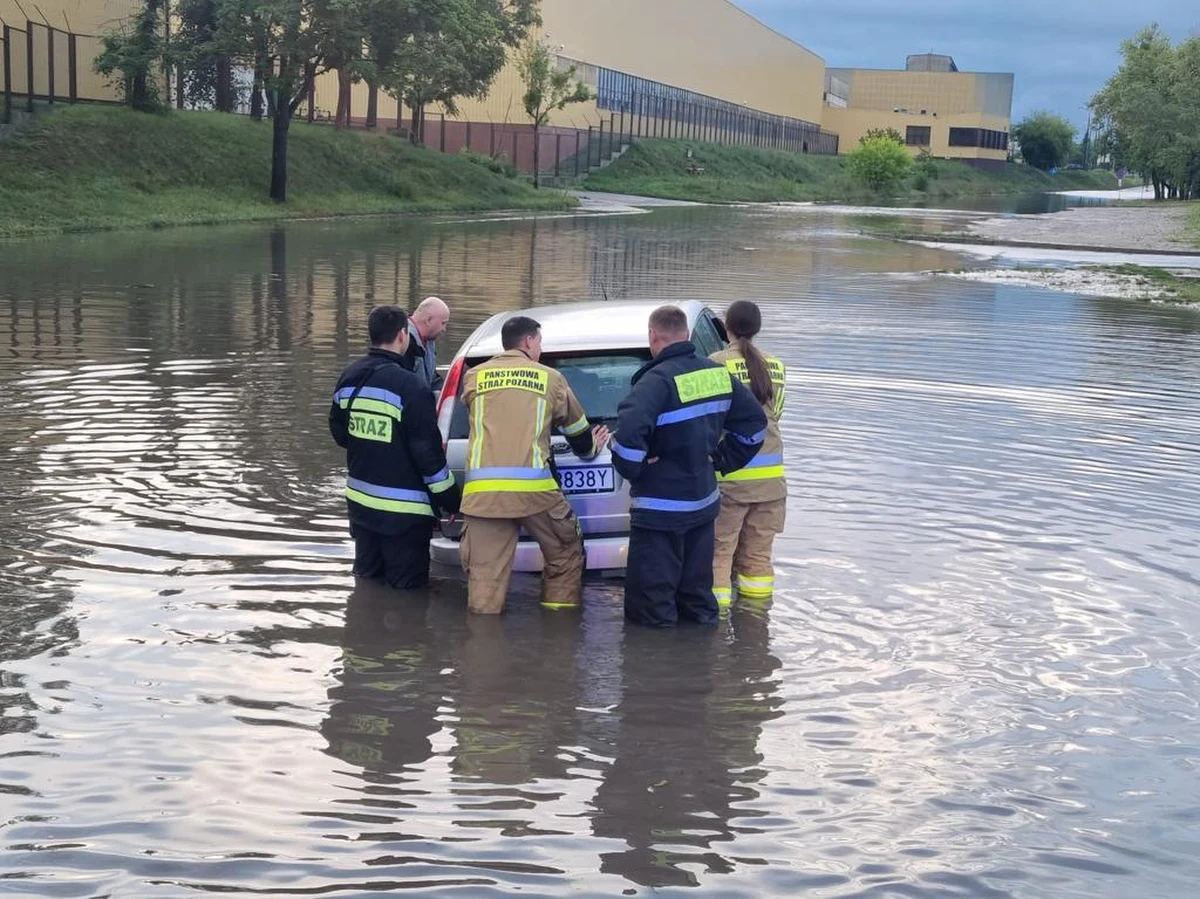 Ponad 730 razy interweniowali od wczoraj strażacy po intensywnych opadach deszczu i wichurach, które przechodzą nad Polską. Najwięcej działań odnotowano w województwach małopolskim, podkarpackim i mazowieckim.