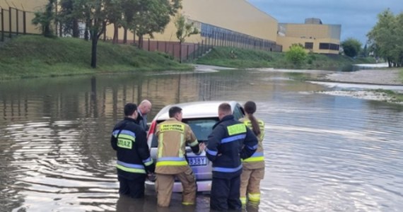 Ponad 730 razy interweniowali od wczoraj strażacy po intensywnych opadach deszczu i wichurach, które przechodzą nad Polską. Najwięcej działań odnotowano w województwach małopolskim, podkarpackim i mazowieckim.