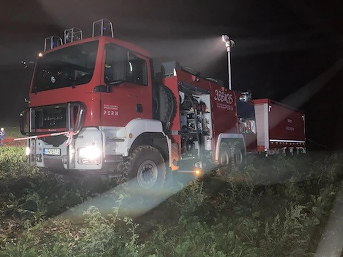 Służby PERN naprawiają uszkodzony fragment jednej z nitek zachodniego odcinka rurociągu "Przyjaźń" w gminie Chodecz (woj. kujawsko-pomorskie), która uległa rozszczelnieniu. Wznowienie przesyłu ropy tą nitką zaplanowano na wtorkowy poranek. Rozszczelnienie jednej z nitek odcinka zachodniego ropociągu "Przyjaźń" w gminie Chodecz (Kujawsko-pomorskie) nie ma znamion działalności osób trzecich - poinformował w niedzielę wieczorem PERN.