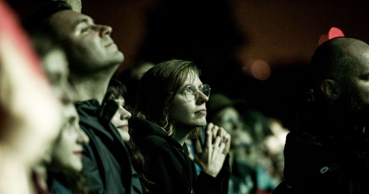 Do dramatycznego zdarzenia doszło podczas koncertu Hotline TNT na Scenie Eksperymentalnej OFF Festivalu 2024 po godzinie 18:15. Nieszczęśliwy wypadek gitarzysty zespołu doprowadził do przerwania koncertu i interwencji ekipy ratunkowej.  