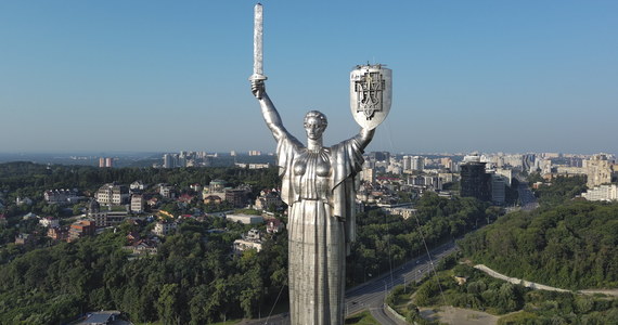 Na kijowskim pomniku "Matki Ojczyzny" w miejsce zdemontowanego godła Związku Radzieckiego zainstalowano trójząb, jeden z symboli państwowych Ukrainy. Prace mają się zakończyć do 24 sierpnia, kiedy w Ukrainie obchodzone jest Święto Niepodległości.