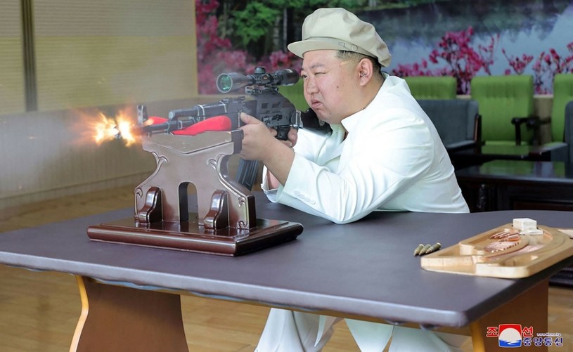 Północnokoreańska państwowa agencja informacyjna KCNA poinformowała, że Kim Dzong Un osobiście odwiedza fabryki zbrojeniowe i testuje produkowaną tam broń, co daje nam niezwykłą okazję, żeby zobaczyć obiekty zbrojeniowe kraju. 
