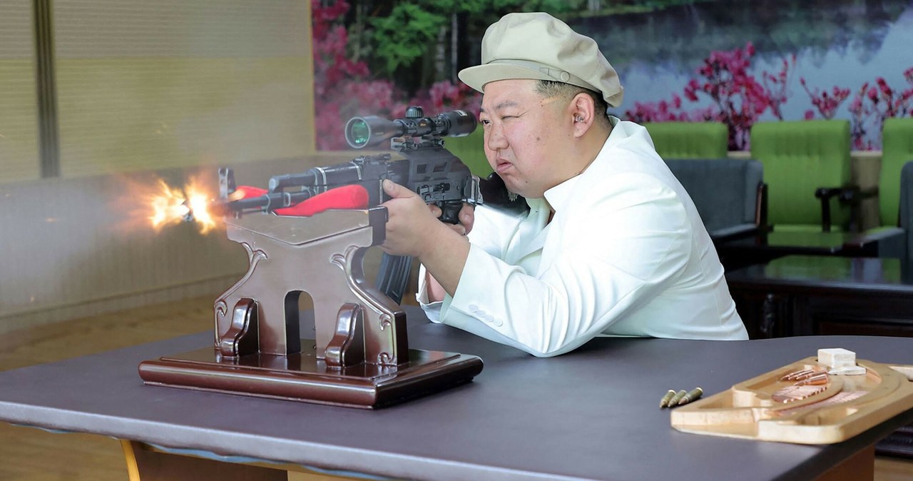 Północnokoreańska państwowa agencja informacyjna KCNA poinformowała, że Kim Dzong Un osobiście odwiedza fabryki zbrojeniowe i testuje produkowaną tam broń, co daje nam niezwykłą okazję, żeby zobaczyć obiekty zbrojeniowe kraju. 