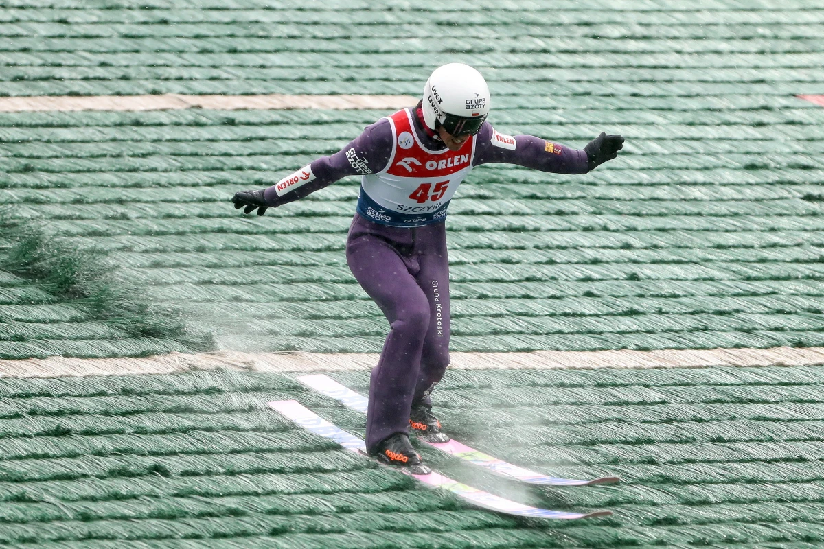 Piotr Żyła wygrał niedzielny konkurs Letniej Grand Prix w skokach narciarskich w Szczyrku. Ze względu na trudne warunki warunki atmosferyczne odbyła się tylko jedna seria.