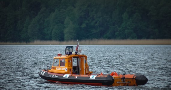 Na mazurskich jeziorach panują w niedzielę bardzo trudne warunki - wiatr wieje z siłą 7 do 8 w skali Beauforta. Na Niegocinie doszło do wypadku - żeglarz wypadł za burtę, w ostatniej chwili wyciągnęli go świadkowie. Mężczyzna trafił do szpitala.