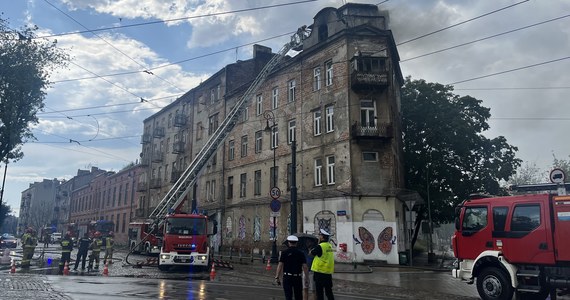 Ponad 40 strażaków bierze udział w akcji gaśniczej pożaru kamienicy na Pradze Północ w Warszawie. Ogień pojawił się na poddaszu budynku u zbiegu ulic Kawęczyńskiej i Folwarcznej, który wybudowano w 1905 roku.