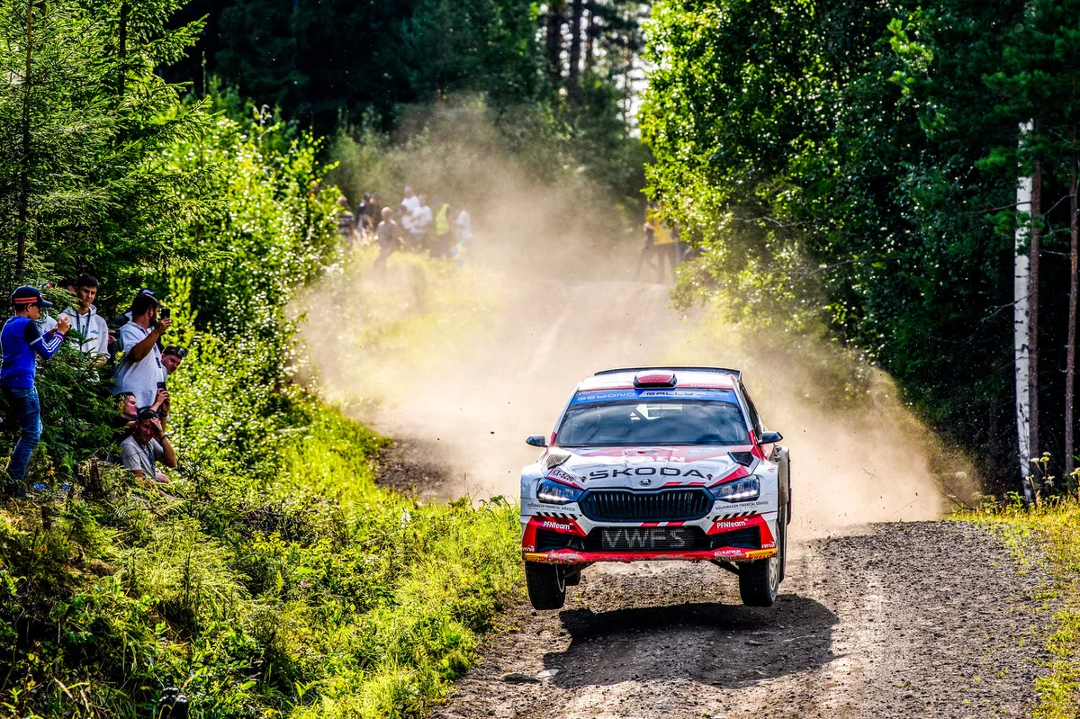 72. Rajd Finlandii przeszedł do historii. Dziewiąta runda Rajdowych Mistrzostw Świata WRC okazała się jeszcze trudniejszą, niż pierwotnie można było się tego spodziewać. W tak niezwykle wymagających warunkach bardzo dobrze poradzili sobie Mikołaj Marczyk i Szymon Gospodarczyk. Załoga Orlen Team zajęła 7. miejsce w klasie WRC 2 oraz 5. w WRC 2 Challenger.