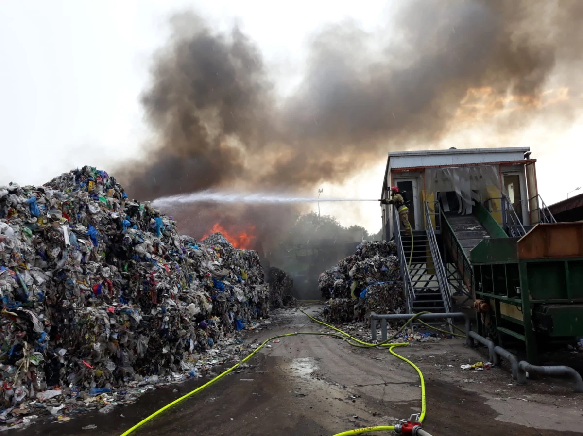 Strażacy walczą z pożarem sterty śmieci oraz budynku gospodarczego w miejscowości Siedliska koło Ełku na Mazurach. Ogień nie jest jeszcze opanowany, ale się nie rozprzestrzenia.