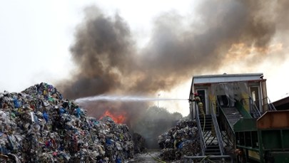 Pożar plastikowych śmieci pod Ełkiem