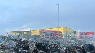 Duży pożar plastikowych śmieci koło Ełku. Służby monitorują atmosferę