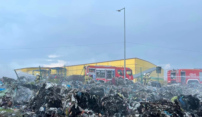 Duży pożar plastikowych śmieci koło Ełku. Służby monitorują atmosferę