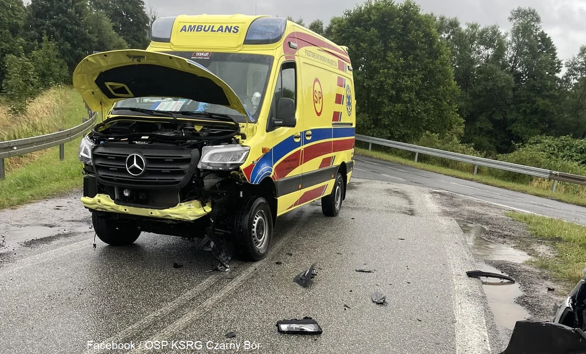 Cztery osoby zostały poszkodowane w zderzeniu karetki pogotowia z samochodem osobowym w pobliżu miejscowości Czarny Bór na Dolnym Śląsku. Ambulans wiózł do szpitala pacjenta z zatrzymaniem krążenia.