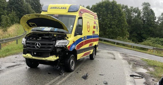 Cztery osoby zostały poszkodowane w zderzeniu karetki pogotowia z samochodem osobowym w pobliżu miejscowości Czarny Bór na Dolnym Śląsku. Ambulans wiózł do szpitala pacjenta z zatrzymaniem krążenia.