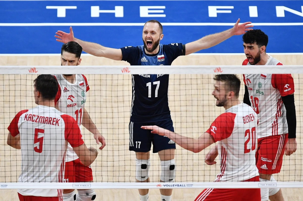 Polscy siatkarze po wygraniu Ligi Narodów i krótkich urlopach wrócili znów do treningów. Kadra tym razem trenuje w Centralnym Ośrodku Sportu w Zakopanem. W stolicy polskich Tatr pojawi się w sumie 17 zawodników. 14 z nich pojedzie na siatkarskie mistrzostwa Europy, które rozpoczynają się 28 sierpnia. Wśród zawodników powołanych na to zgrupowanie zabrakło Artura Szalupka i Bartosz Kwolka, a to oznacza, że nie zagrają oni również na mistrzostwach Europy. 