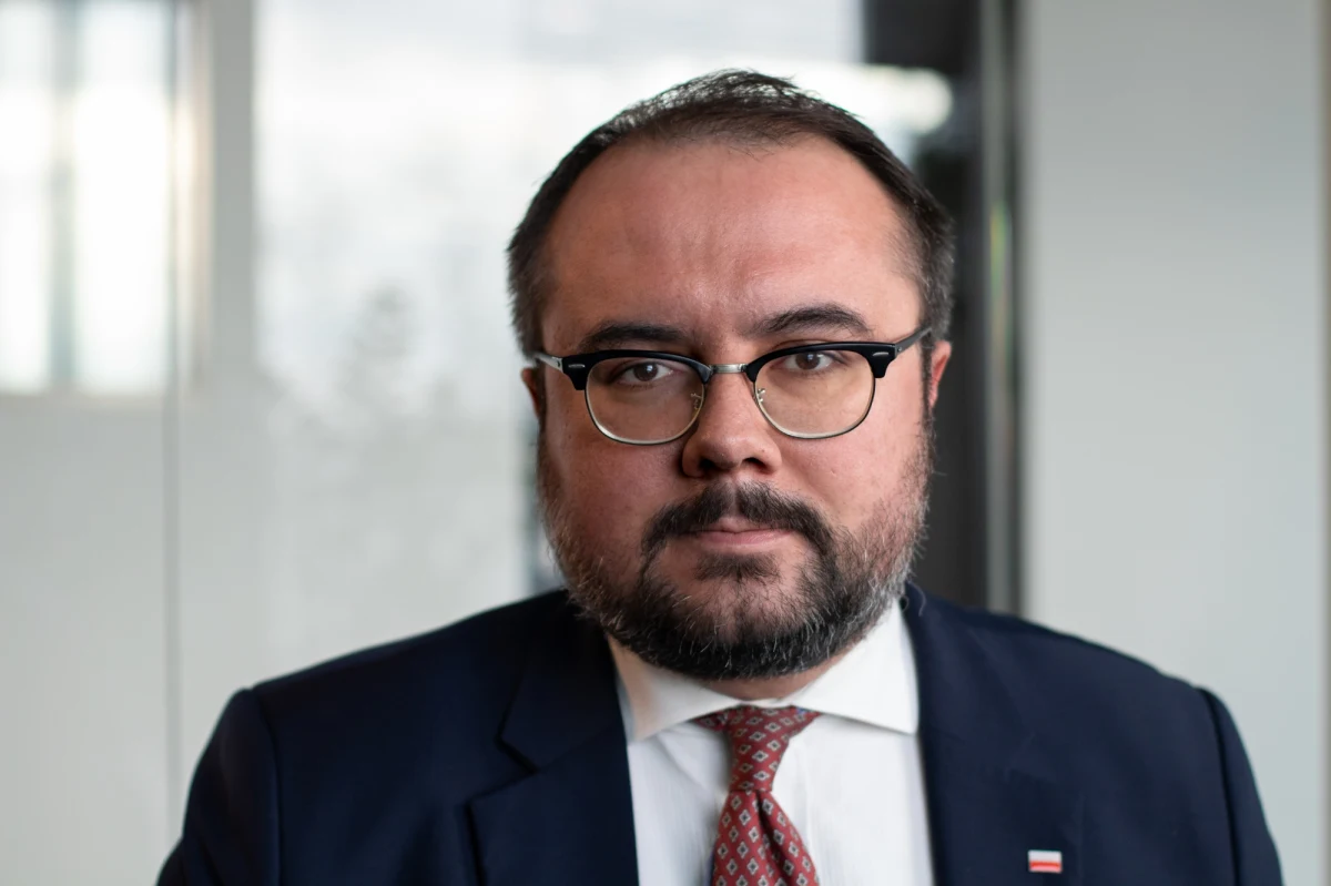 Mamy coraz więcej sygnałów, że już w najbliższych tygodniach będą próby blokowania strategicznych dla Polski inwestycji - napisał w sobotę na Twitterze wiceminister spraw zagranicznych Paweł Jabłoński.