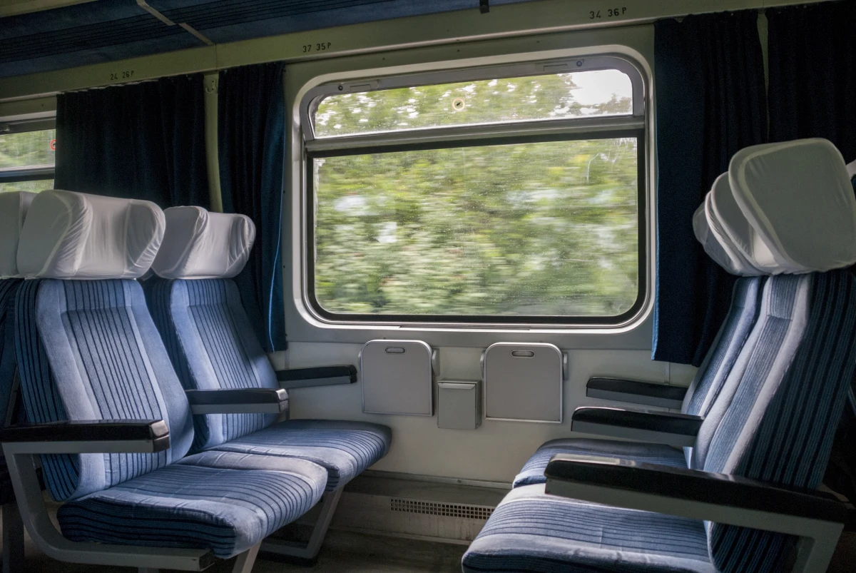 Wprowadzenie linii kolei dużych prędkości (KDP) do Poznania wygeneruje dodatkowe potoki pasażerskie, które mogą mieć wpływ na efektywność układu torowego - podkreślił rzecznik spółki CPK Konrad Majszyk. Według mediów nowe tory miałyby powstać w miejscu nieczynnego budynku dworca Poznań Główny.
