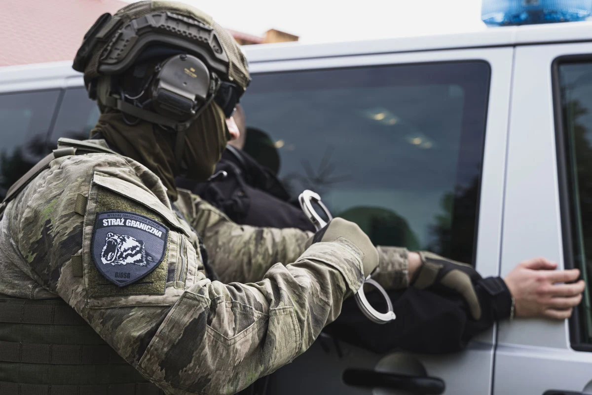 44-letni obywatel Mołdawii, ścigany czerwoną notą Interpolu za handel ludźmi, został zatrzymany na przejściu granicznym w Medyce. Trafił do aresztu. Według mołdawskiego prawa grozi mu 15 lat więzienia.
