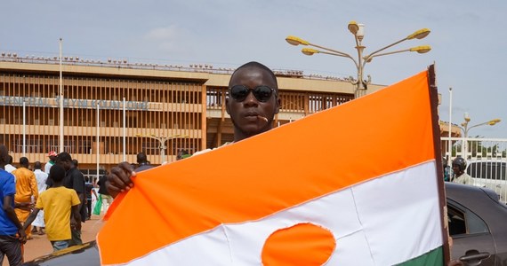 Junta wojskowa w Nigrze poinformowała, że zamknęła do odwołania przestrzeń powietrzną kraju poczynajac od niedzieli. Jako powód podano groźbę interwencji wojskowej sąsiednich krajów Afryki Zachodniej.