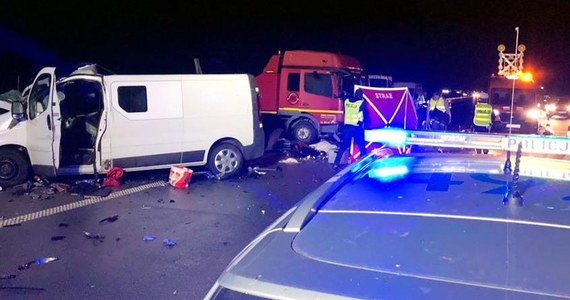 W tragicznym wypadku, do którego doszło na autostradzie A1 w miejscowości Huta Porajska w województwie łódzkim w niedzielny wieczór, zginął 43-latek. Cztery inne osoby zostały przetransportowane do szpitala. Policja i prokuratura wyjaśniają okoliczności zdarzenia.