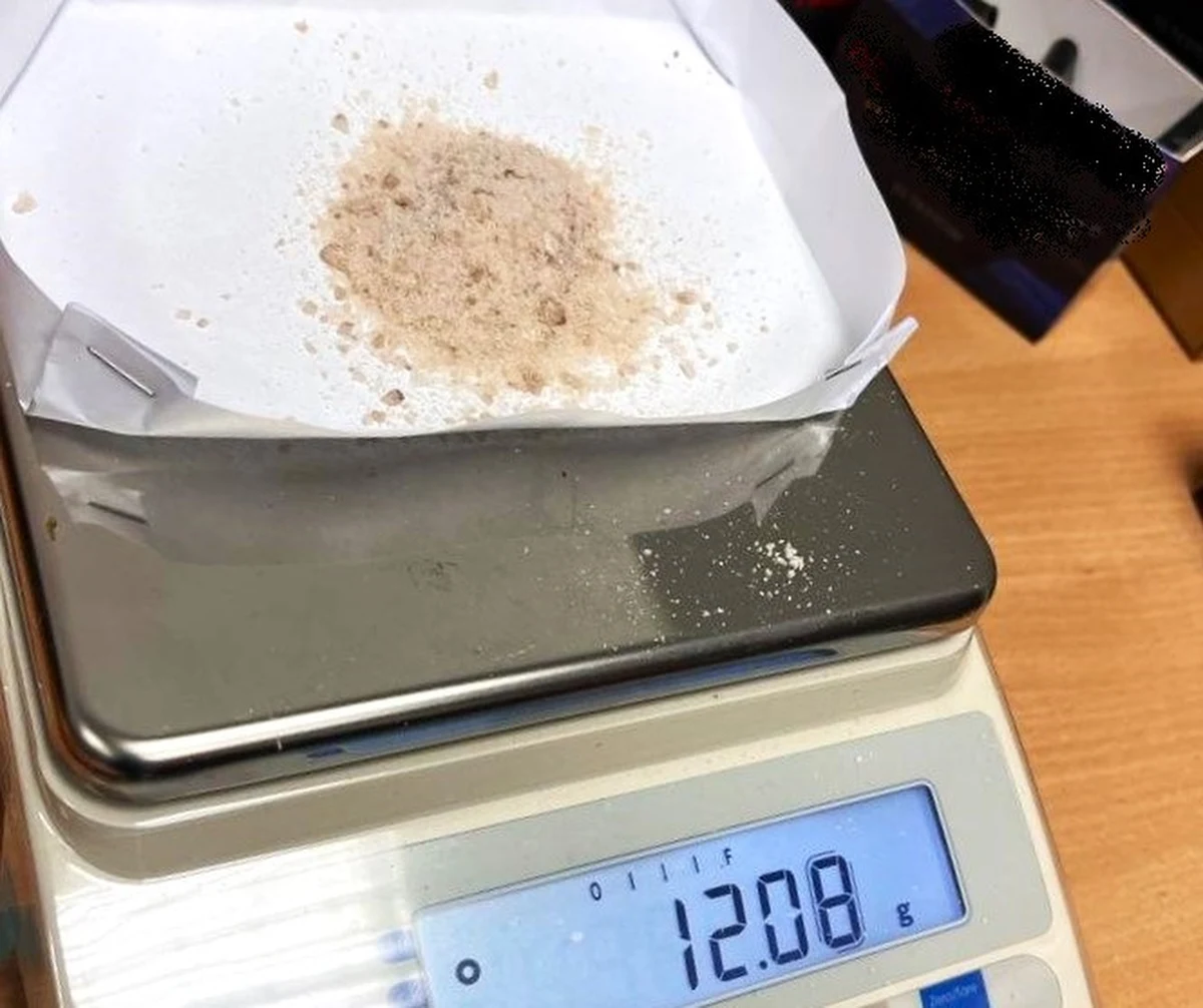 24-latek z Podkarpacia był poszukiwany do odbycia kary 1,5 roku więzienia. Uwagę policjantów z Nowego Sącza zwróciło nerwowe zachowanie mężczyzny. W trakcie kontroli okazało się, że ma przy sobie narkotyki. Teraz grozi mu dodatkowa kara.