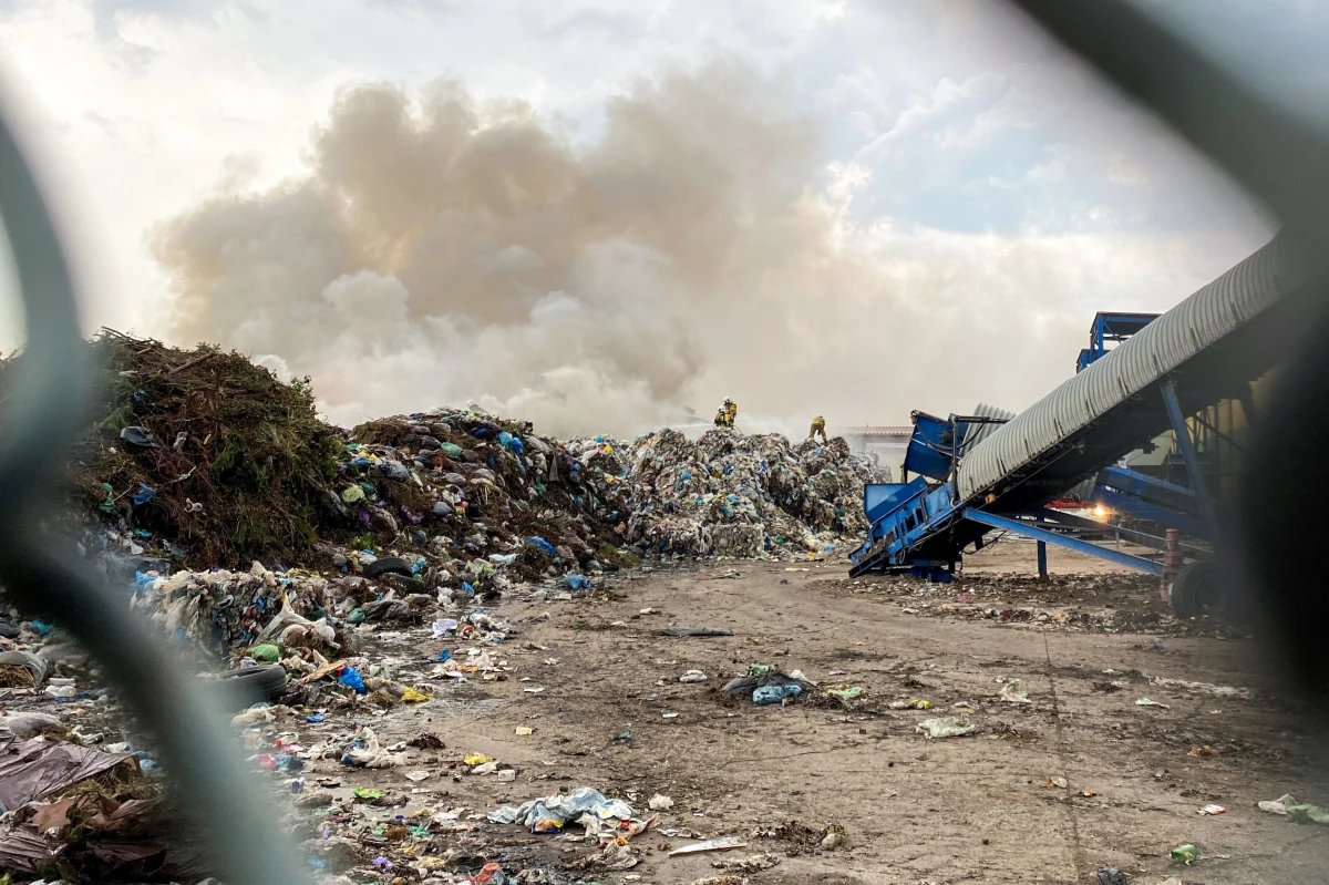 W poniedziałek rano zakończyło się dogaszanie pożaru sprasowanych odpadów, które składowano na placu magazynowym Przedsiębiorstwa Gospodarki Odpadami w Siedliskach koło Ełku na Mazurach. Nie ma osób poszkodowanych. 