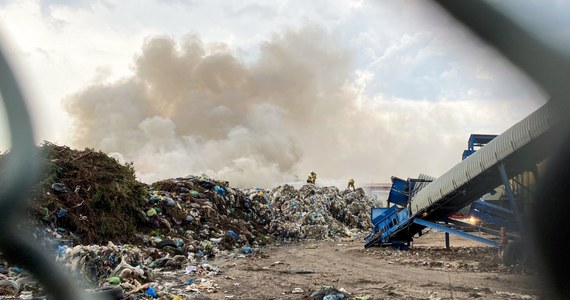 W poniedziałek rano zakończyło się dogaszanie pożaru sprasowanych odpadów, które składowano na placu magazynowym Przedsiębiorstwa Gospodarki Odpadami w Siedliskach koło Ełku na Mazurach. Nie ma osób poszkodowanych. 