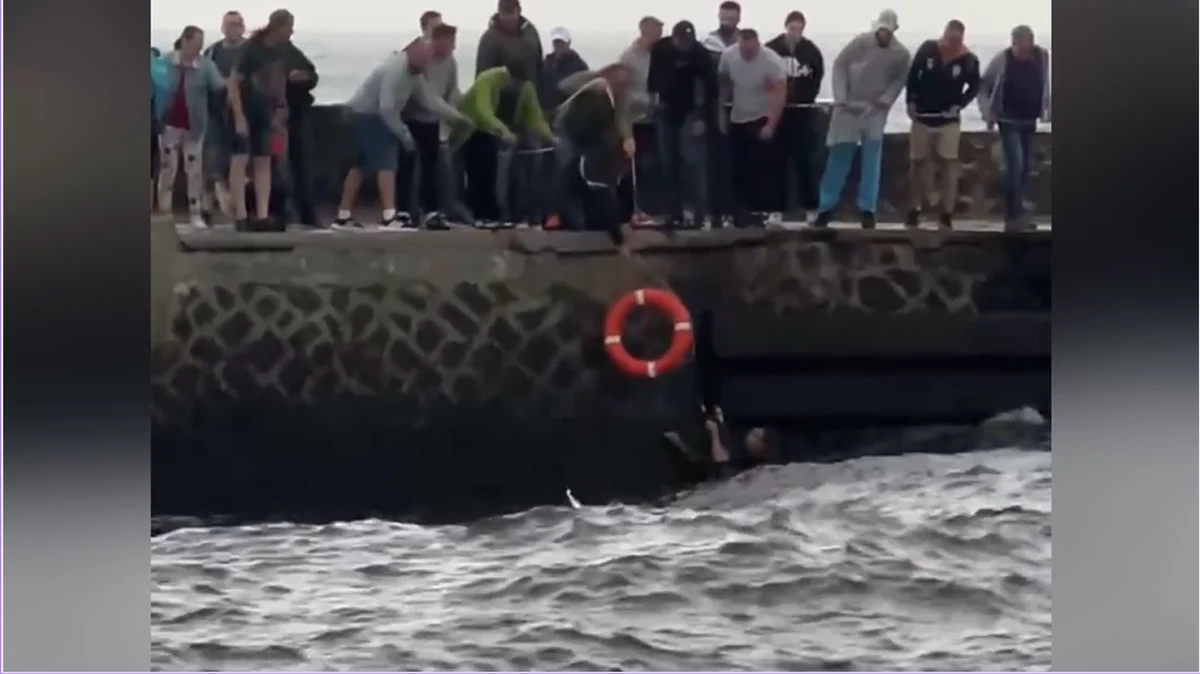 Burze, silny wiatr, sztormowa pogoda - nawet takie warunki nie odstraszają turystów od kąpieli. Ratownicy apelują o zachowanie zdrowego rozsądku nad morzem. Do sieci trafiło dramatyczne nagranie z falochronu w Darłowie. 
