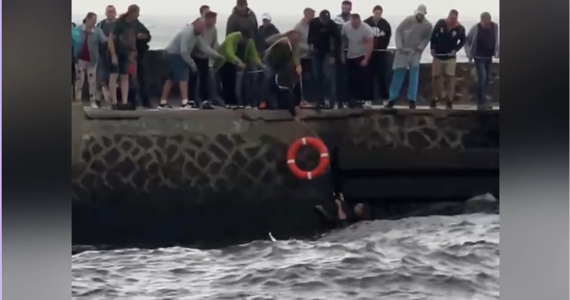 Burze, silny wiatr, sztormowa pogoda - nawet takie warunki nie odstraszają turystów od kąpieli. Ratownicy apelują o zachowanie zdrowego rozsądku nad morzem. Do sieci trafiło dramatyczne nagranie z falochronu w Darłowie. 