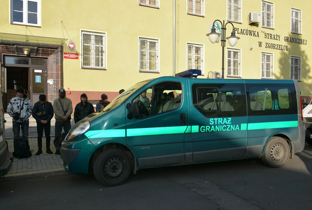 Ośmiu Syryjczyków oraz Irakijczyka, którzy zamierzali przez Słowację dostać się do Niemiec, zatrzymali funkcjonariusze SG ze Zgorzelca. Pomocy nielegalnym migrantom udzielił zatrzymany wraz z nimi Mołdawianin.