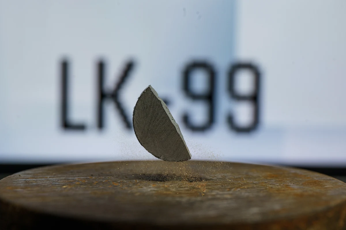 Naukowcy z Korei Południowej twierdzą, że opracowali nowy nadprzewodnik, który może działać nawet w temperaturze 127 stopni Celsjusza. Otrzymał on nazwę LK-99. Czy czeka nas technologiczna rewolucja? "Nadprzewodnictwo daje nadzieję na to, żeby przesyłać energię elektryczną bez oporu" - mówi w rozmowie z Krzysztofem Urbaniakiem w Radiu RMF24 dr Leszek Błaszkiewicz, astrofizyk z Uniwersytetu Warmińsko-Mazurskiego w Olsztynie. 