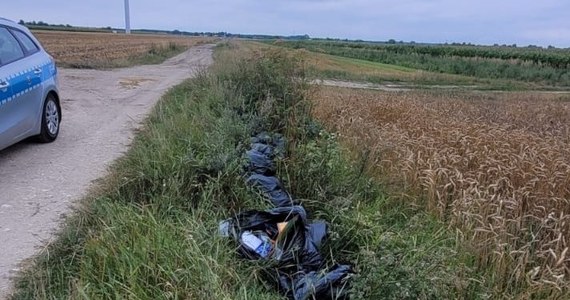 41-letni mieszkaniec Szadku w województwie łódzkim postanowił pozbyć się śmieci wyrzucając je do przydrożnego rowu. Być może udałoby mu się uniknąć odpowiedzialności, gdyby nie pozostawiony w jednym z worków... sprawdzian szkolny.