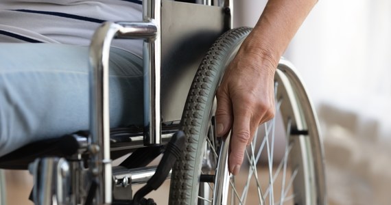 Bielski Szpital Wojewódzki zakończył modernizację swego otoczenia, aby ułatwić osobom z niepełnosprawnościami dostęp do placówki. Przebudowano m.in. pochylnię do wjazdu na wózkach inwalidzkich. Dostosowano też kilka łazienek przy poradniach - poinformował szpital.