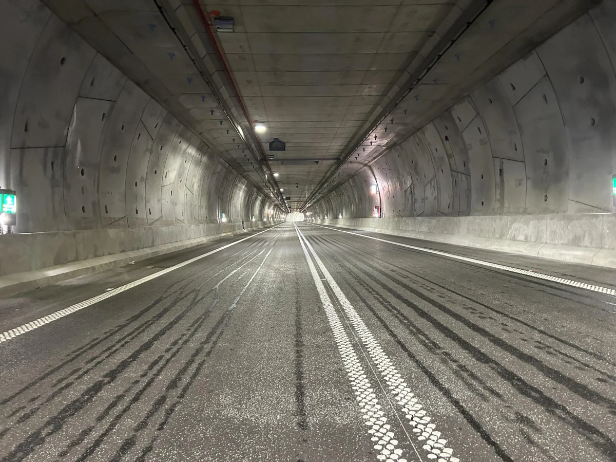 W nocy z poniedziałku na wtorek nieczynny będzie tunel w Świnoujściu - poinformował magistrat. Kierowcy od północy do godz. 4.00 korzystać będą z przeprawy promowej "Warszów".