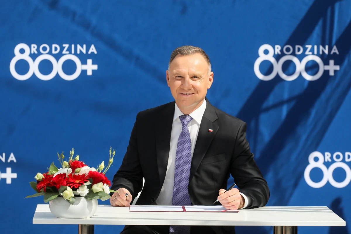 Prezydent Andrzej Duda podpisał ustawę podnoszącą kwotę świadczenia 500 plus do 800 złotych. Zmiana wejdzie w życie od 1 stycznia 2024 r. 