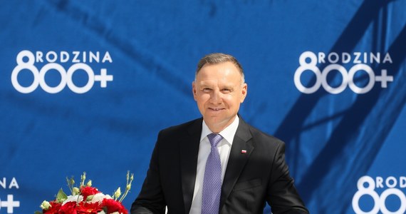 Prezydent Andrzej Duda podpisał ustawę podnoszącą kwotę świadczenia 500 plus do 800 złotych. Zmiana wejdzie w życie od 1 stycznia 2024 r. 