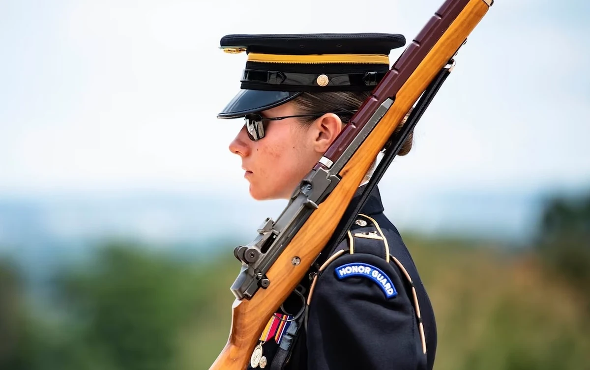 Podczas burzy, przy silnym wietrze i intensywnych opadach deszczu pełniła wartę na cmentarzu w Arlington Jessica Kwiatkowski. Nagranie z tej niezwykłej służby pojawiło się w sieci, a Pentagon opisał zdarzenie na swojej stronie internetowej, kierując w stronę żołnierki słowa najwyższego uznania.