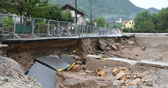 Wybierasz się do Słowenii lub przebywasz w tym kraju? Ambasada RP w Lublanie ostrzega, że z powodu powodzi, podtopień i lawin błotnych występują problemy z przejezdnością niektórych dróg i połączeń kolejowych.