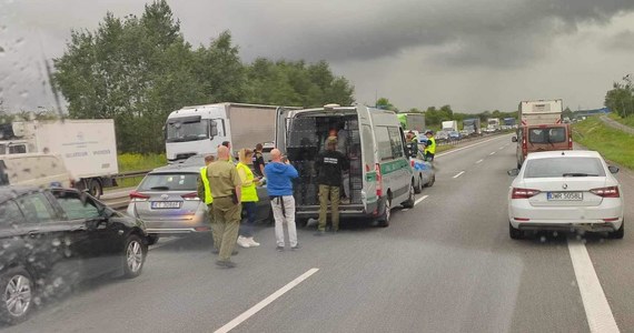 Straż graniczna i policja przeprowadziły akcję na obwodnicy Krakowa. Ze wstępnych ustaleń wynika, że pomiędzy węzłami Kraków Południe a Kraków Skawina zatrzymano dwa pojazdy. Czasowo wstrzymano tam ruch samochodowy. Trzeci pojazd udało się zatrzymać na bramkach w Balicach. 