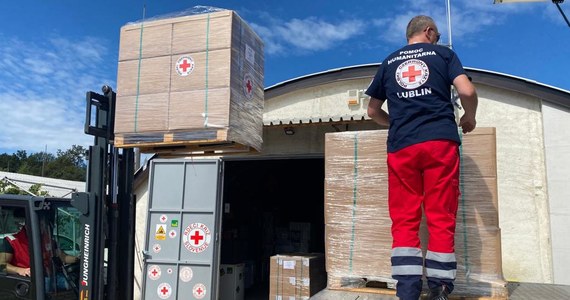 ​Pierwszy transport pomocy dla powodzian w Słowenii wysłany przez PCK dotarł nad ranem na miejsce. Była to żywność z długim terminem przydatności oraz 8 tys. sztuk pakietów higienicznych. "Czekamy teraz na informacje od słoweńskiego Czerwonego Krzyża, co jest najbardziej potrzebne" - mówi Maciej Budka szef lubelskiego PCK, z którego magazynu wysyłana jest pomoc. Czerwony Krzyż zbiera tylko pieniądze.
