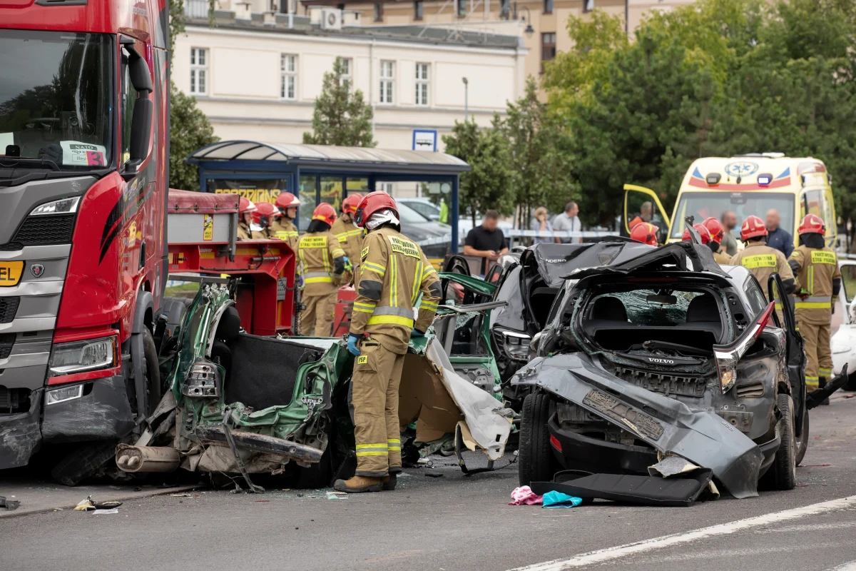Do karambolu doszło na skrzyżowaniu ulicy Kamiennej i Gdańskiej w Bydgoszczy. Zderzyło się co najmniej 10 aut. Są poszkodowani. 