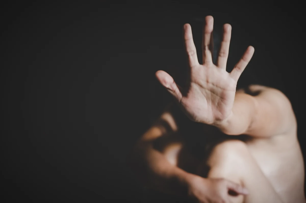 Nawet kilkanaście lat trwała gehenna 53-letniej obecnie kobiety, która została uwolniona przez policję we Francji. Oprawcą okazał się mąż, który więził kobietę w domu. Sąsiedzi przez lata nie powiadomili policji, bo przyjęli wyjaśnienia zwyrodnialca, że kobieta jest chora i dlatego krzyczy z bólu.