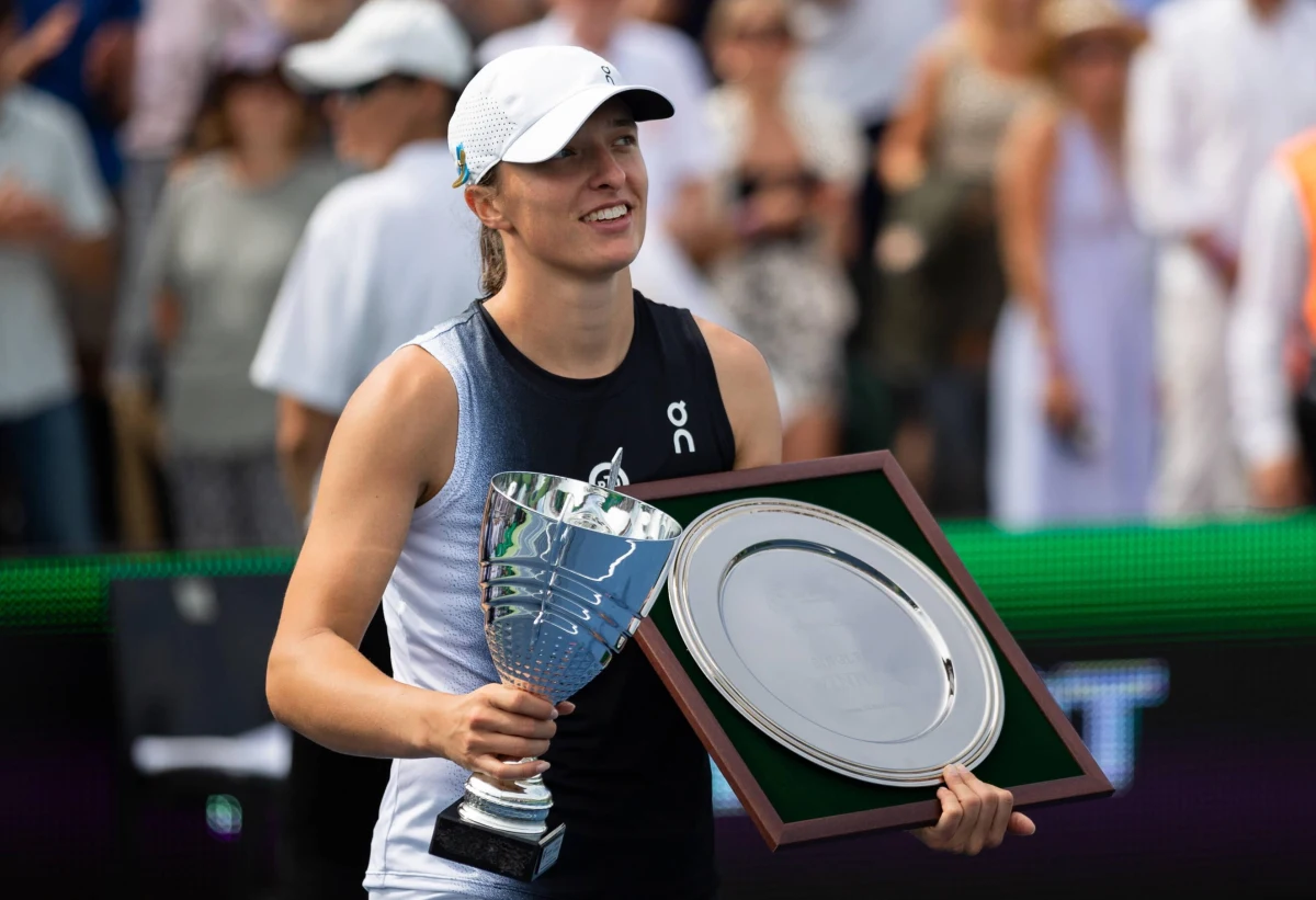 Iga Świątek utrzymała pozycję liderki światowego rankingu tenisistek. W najnowszym notowaniu Polka powiększyła przewagę nad Białorusinką Aryną Sabalenką do 744 punktów. Na trzecie miejsce awansowała Amerykanka Jessica Pegula, która wyprzedziła Jelenę Rybakinę z Kazachstanu.