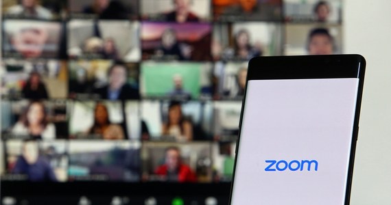 Amerykańska firma Zoom, która zajmuje się komunikacją wideo, nakazała pracownikom powrót do biura. Osoby mieszkające w promieniu 80 km będą pracować na miejscu przynajmniej przez dwa dni tygodniowo. Wcześniej już m.in. koncerny Amazon i Disney ograniczyły możliwość pracy zdalnej, którą wprowadzono na dużą skalę w czasie pandemii Covid-19.