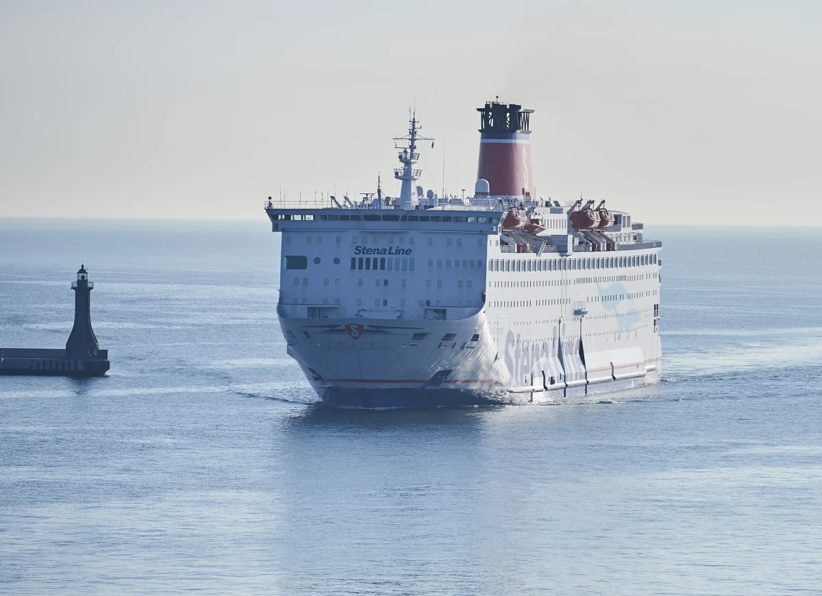 W Zakładzie Medycyny Sądowej w Gdańsku przeprowadziła sekcje zwłok 36-latki i jej 7-letniego syna, którzy w czerwcu znaleźli się za burtą promu Stena Spirit płynącego z Gdyni do Szwecji. Ich ciała dopiero teraz sprowadzono do Polski. Kobieta miała wyskoczyć z pokładu razem ze swoim niepełnosprawnym dzieckiem. Śledztwo prowadzone jest pod kątem zabójstwa dziecka i samobójstwa matki. Do tragedii doszło 29 czerwca na wodach terytorialnych Szwecji.