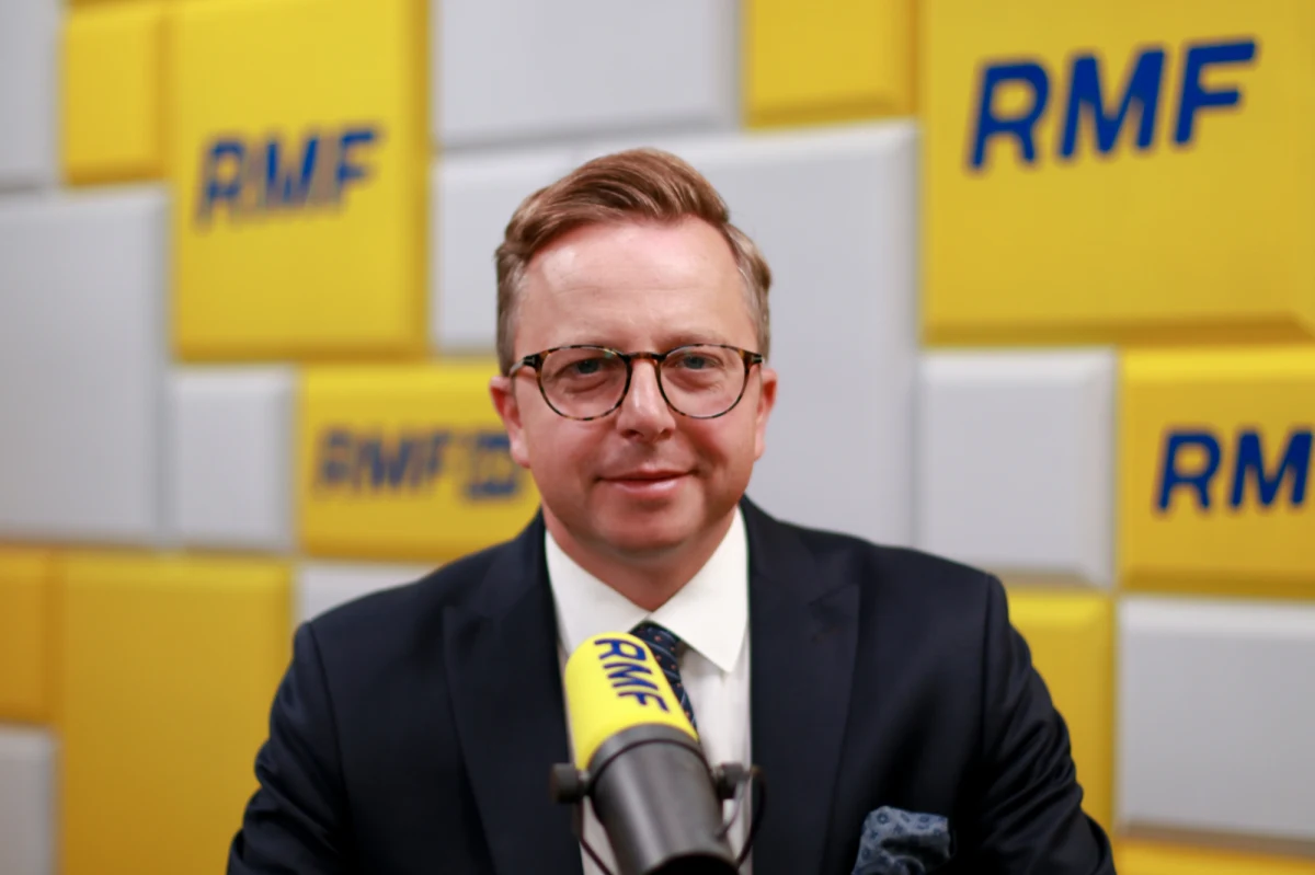 „Minister Niedzielski popełnił przestępstwo umyślne, podając dane pacjenta i informując, na co się leczy. Bezdyskusyjnie natychmiast powinien zostać zdymisjonowany" - powiedział w Porannej rozmowie w RMF FM Dariusz Joński. Poseł Koalicji Obywatelskiej przekazał, że dziś razem z Michałem Szczerbą będzie kontynuował kontrolę w resorcie zdrowia, by pokazać okoliczności ujawnienia danych lekarza przez ministra zdrowia.