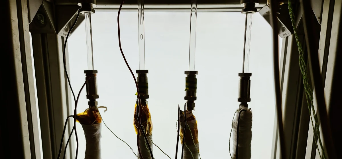 Nad urządzeniem dla Europejskiej Agencji Kosmicznej pracują naukowcy z Politechniki Wrocławskiej. Ma ono chłodzić aparaturę w satelitach kosmicznych i wykorzystywać tak zwane pulsacyjne rurki ciepła. Będzie ważyć znacznie mniej niż obecne rozwiązania wynoszone nad Ziemię - podkreśla Sławomir Pietrowicz z wydziału Mechaniczno-Energetycznego uczelni.