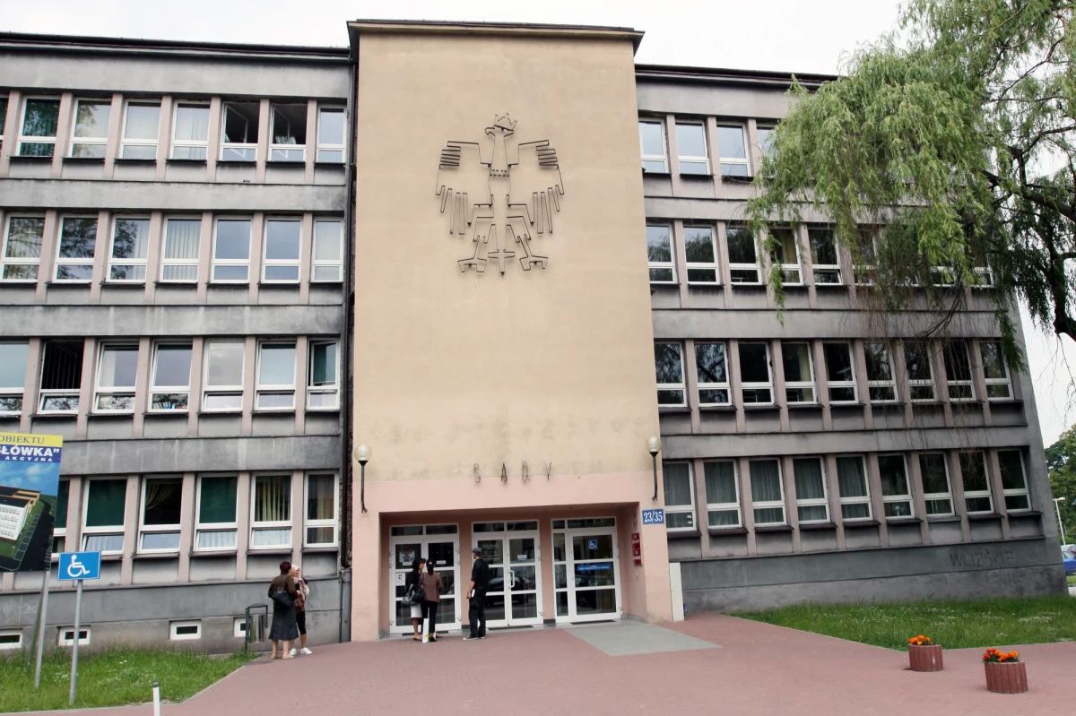 Prokuratura Rejonowa Częstochowa-Północ skierowała do Sądu Okręgowego w Częstochowie akt oskarżenia przeciw dwóm mężczyznom, którzy pobili bezdomnego ze skutkiem śmiertelnym - poinformował PAP we wtorek prokurator Tomasz Ozimek, rzecznik prasowy tamtejszej prokuratury okręgowej.