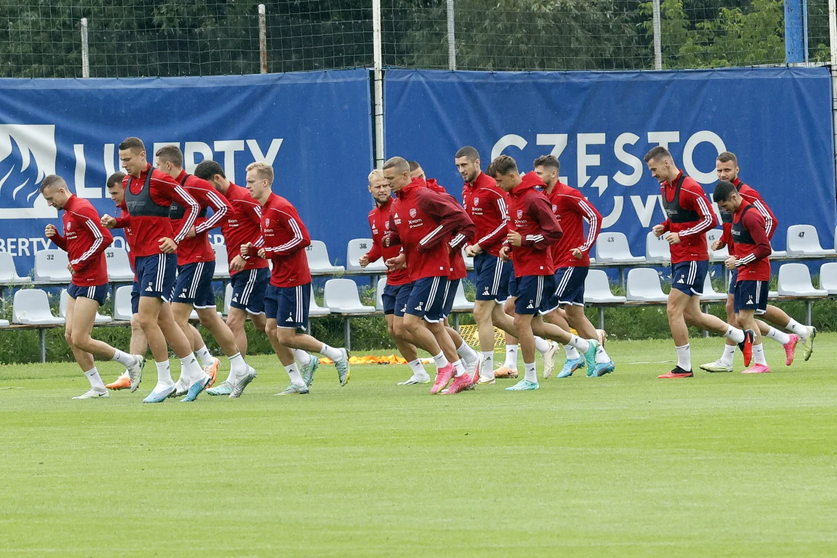 Ani jeden z piłkarzy, który zagrał w ostatnim meczu Arisu Limassol w eliminacjach Ligi Mistrzów, nie może pochwalić się cypryjskim paszportem! Tak wyglądała meczowa kadra mistrza Cypru w ostatnim meczu z BATE Borysów. Aris będzie dziś wieczorem rywalem Rakowa Częstochowa w trzeciej rundzie eliminacji rozgrywek (początek meczu o godzinie 20:00). Co ciekawe – w cypryjskiej kadrze jest dwóch Polaków. Jeden z nich wpisał się w ostatnim dwumeczu na listę strzelców!